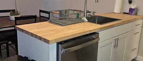 Microondas, horno, parrilla de estufa y lavavajillas