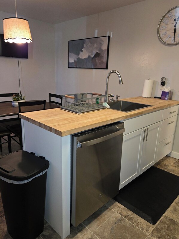 Microondas, horno, parrilla de estufa y lavavajillas 