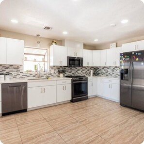 Mikrovågsugn, ugn, spishäll och diskmaskin