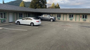 Property grounds - Glendale Inn (Glendale)