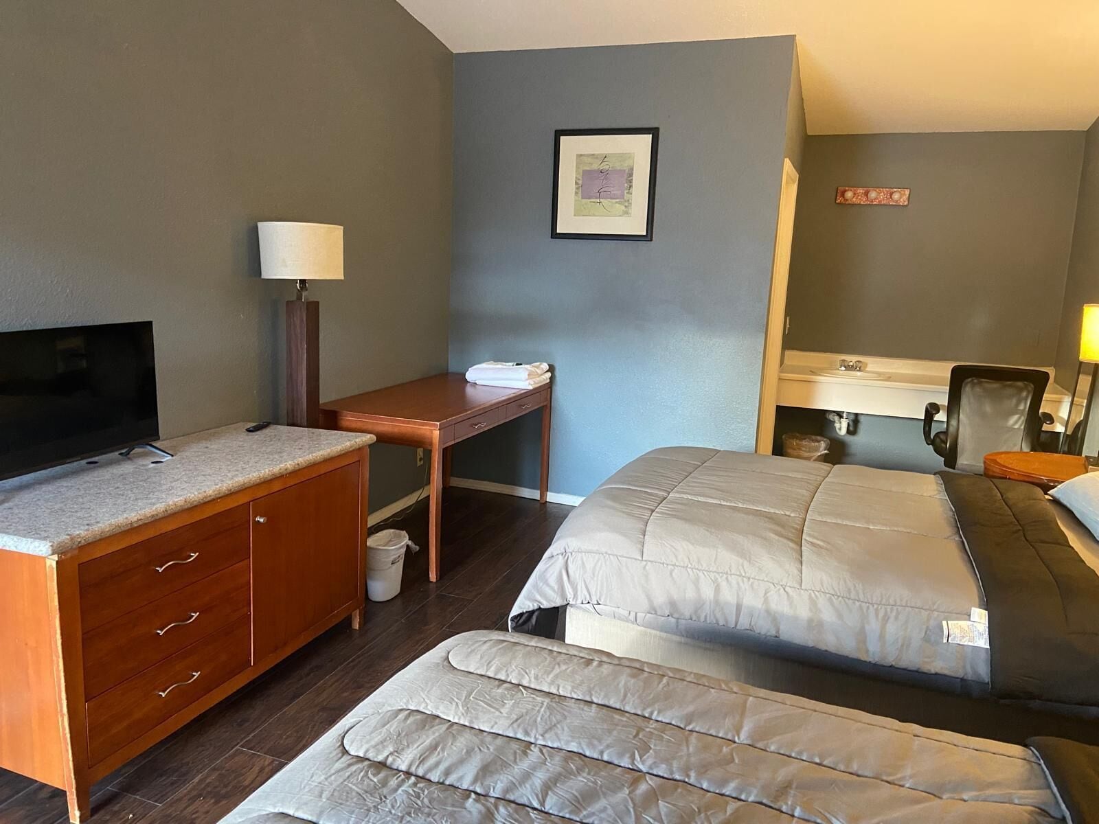 Escritorio, espacio para trabajar con laptop y wifi gratis 