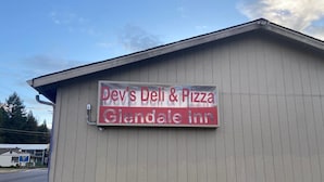 A building with a sign that reads "Dev's Deli & Pizza Glendale Inn". - Glendale Inn (Glendale)