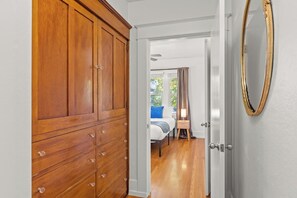 4 habitaciones, escritorio y tabla de planchar con plancha 