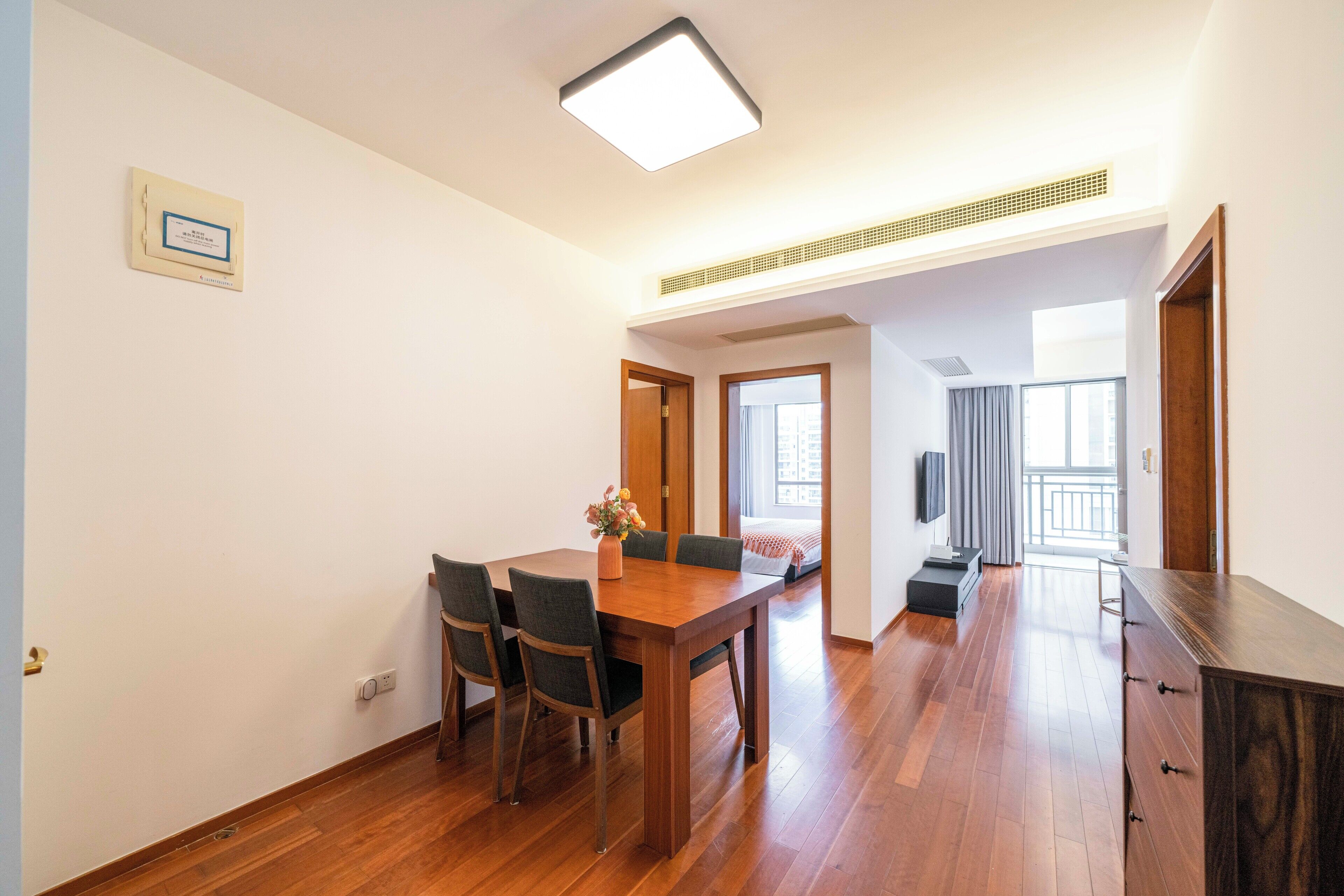 Appartamento Superior, 2 camere da letto, vista città | Soggiorno | Smart TV 55 pollici con canali via cavo