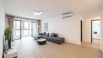 Apartment, 3 Bedrooms, Balcony, City View | Living room