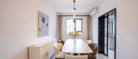 Apartamento, 3 quartos, sacada, vista para a cidade | Sala de estar | Smart TV 55 polegadas com canais a cabo