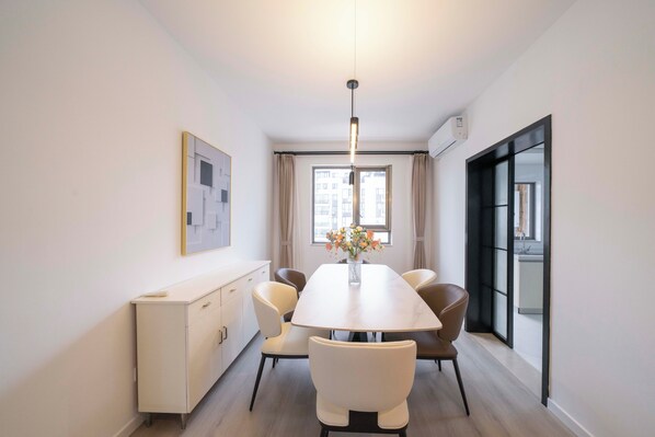 Lejlighed - 3 soveværelser - balkon - byudsigt | Stue | 55-tommers smart-tv med kabelkanaler