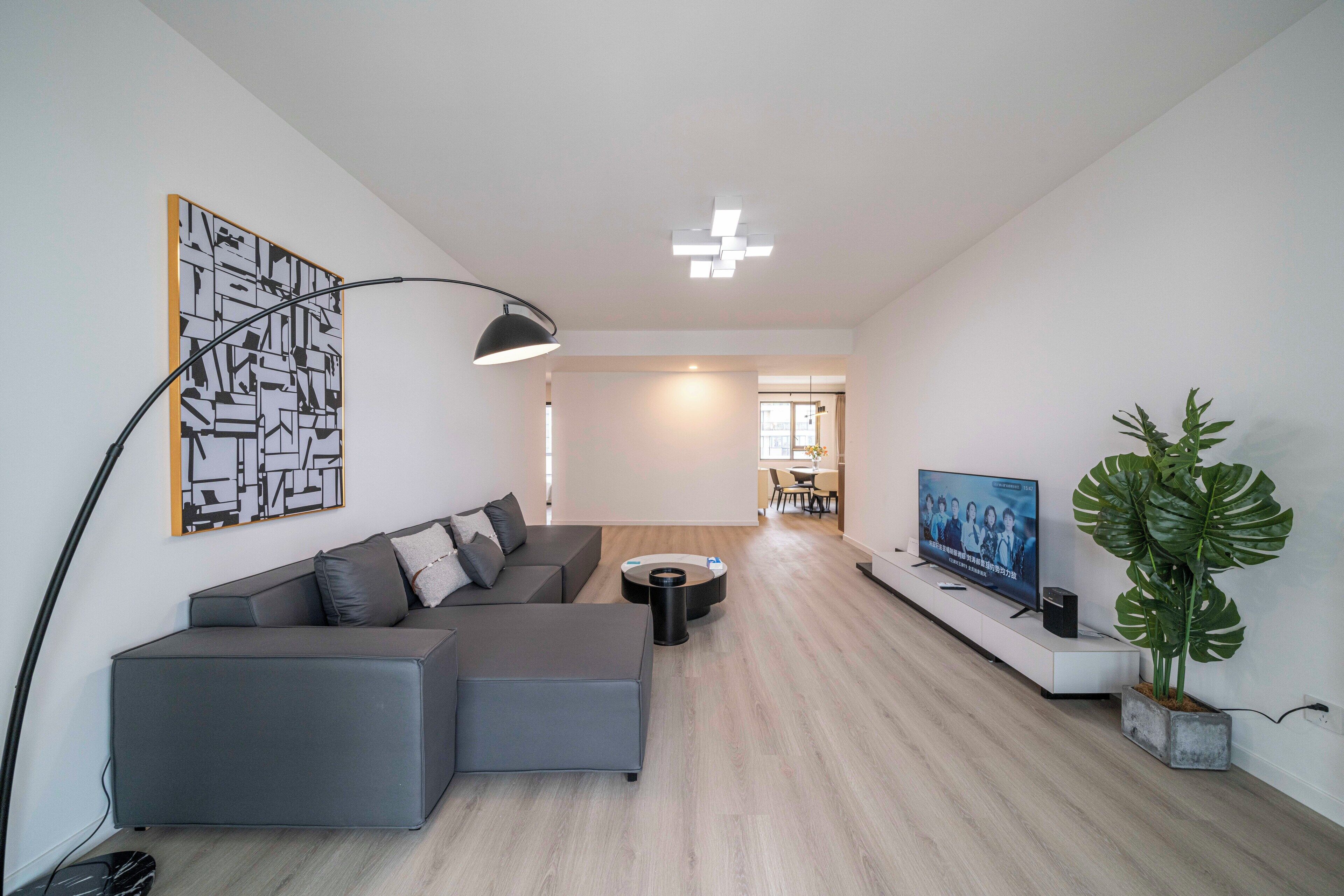 Apartment, 3 Schlafzimmer, Balkon, Stadtblick | Wohnzimmer | 55-Zoll-Smart-TV mit Kabelempfang