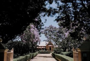 المنطقة المحيطة بالمنشأة