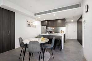 Dining - The Happy Place - 2B2Bath 5min to ACCOR Stadium (Homebush)