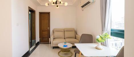 Superior-huoneisto, 1 makuuhuone, keittiö, kaupunkinäköala | Olohuone | 55–tuumainen äly-TV, jossa kaapelikanavat