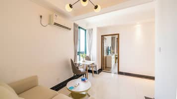 Apartamento superior, 1 habitación, cocina, vistas a la ciudad | Sala de estar | Smart TV de 55 pulgadas con canales por cable