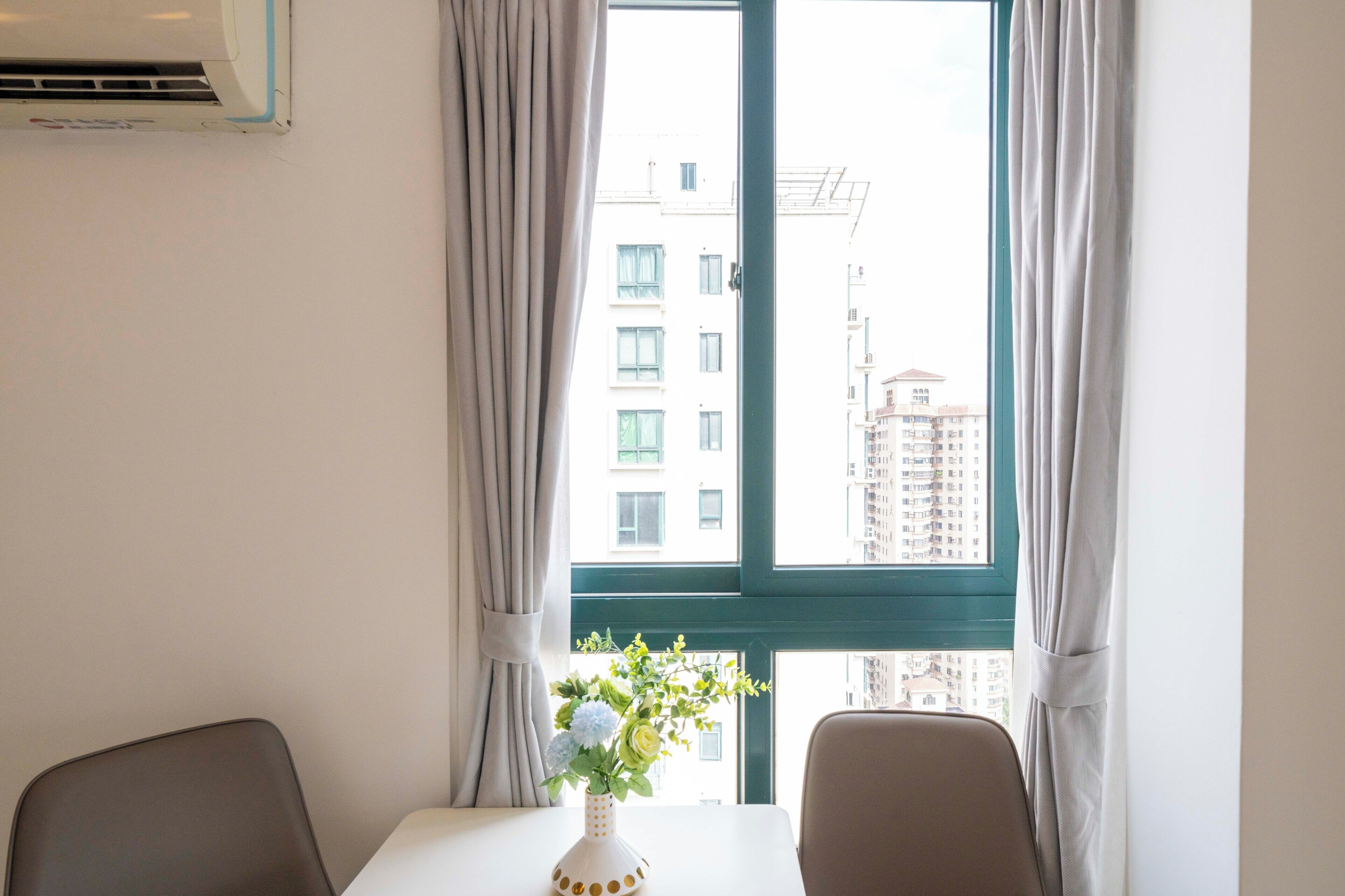 Apartamento superior, 1 habitación, cocina, vistas a la ciudad | Sala de estar | Smart TV de 55 pulgadas con canales por cable