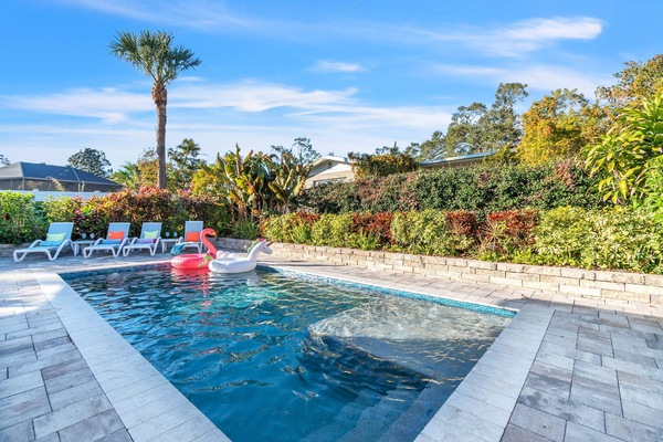 A gorgeous pool with Safe splash area for kids