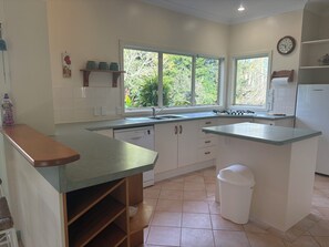 Mikrowelle, Ofen, Herdplatte, Geschirrspüler