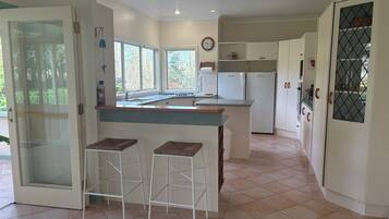 Microonde, forno, piano cottura, lavastoviglie