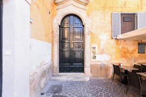 Exterior detail - Historical flat in Piazza di Pietra (Roma)