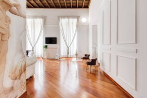 Interior - Historical flat in Piazza di Pietra (Roma)