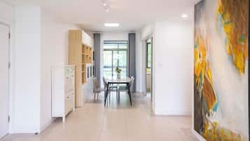 Departamento superior, 3 habitaciones, balcón, vista a la ciudad | Sala de estar