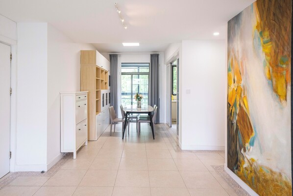 Departamento superior, 3 habitaciones, balcón, vista a la ciudad | Sala de estar