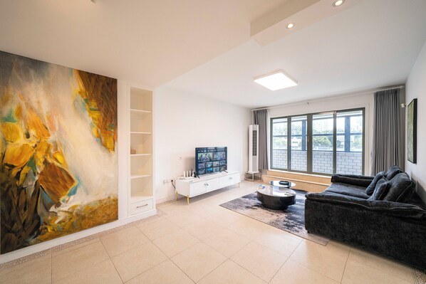 Superior Apartment, 3 Bedrooms, Balcony, City View | Living room