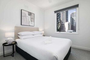 3 bedrooms, desk, iron/ironing board, WiFi - Spacious 3-Bed Apartment in Melbourne CBD (Melbourne)