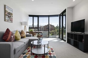 TV, offices - Bright South Yarra Flat with Balcony (South Yarra)