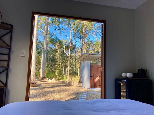 1 bedroom, bed sheets - Casa Azul | Off-grid Hideaway Agnes Water & 1770 (Captain Creek)