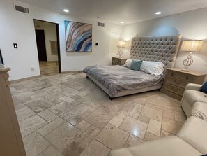 1 soverom, strykejern/-brett, internettilgang og sengetøy