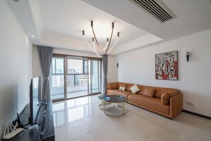 Apartamento superior, 3 habitaciones, cocina, vistas a la ciudad | Sala de estar | Smart TV de 55 pulgadas con canales por cable