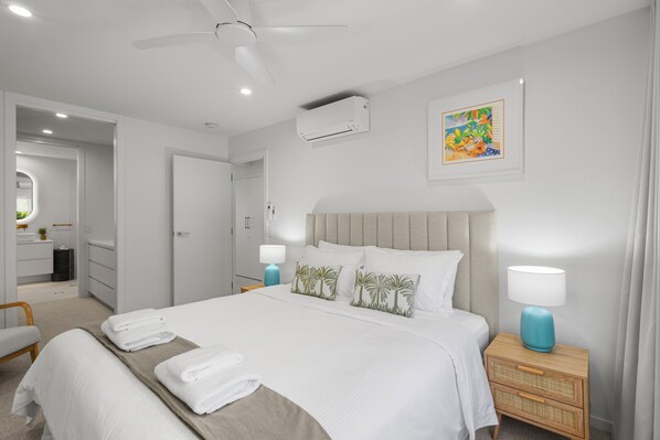 スーペリア アパートメント バルコニー シービュー | 低刺激性寝具、遮光カーテン、アイロン / アイロン台、ベビーベッド