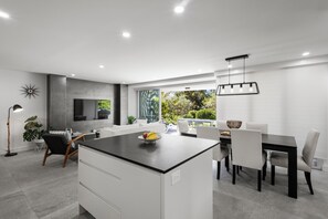 Apartamento Deluxe, patio, vistas al jardín | Zona de estar