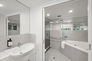 Bathroom - Sunshine Vista (Sunshine Beach)