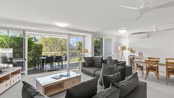 Comfort Apartment, Patio, Garden View | Living area