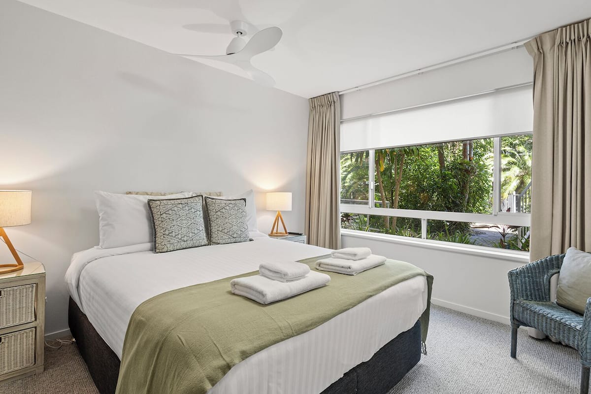 Apartamento Confort, patio, vistas al jardín | Ropa de cama hipoalergénica y cortinas opacas