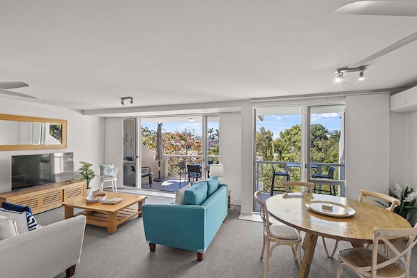 Comfort Apartment, Balcony | Living area