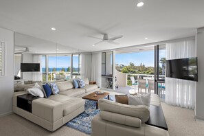 Superior Apartment, Balcony, Sea View | Living area