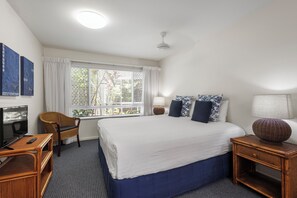 Apartamento Confort, patio, vistas al jardín | Ropa de cama hipoalergénica y cortinas opacas