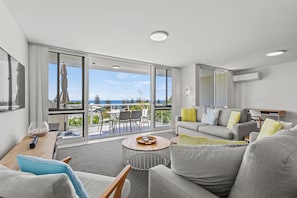 Deluxe-huoneisto, parveke, merinäköala | Terassi/patio