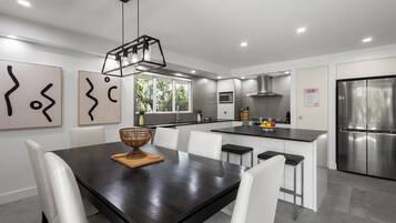 デラックス アパートメント パティオ ガーデンビュー | 専用キッチン | ハイチェア