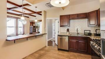 Kjøleskap, mikrobølgeovn, ovn og kokeplater