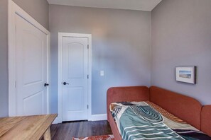 3 عدّة غرف نوم ومكواة/لوح كي وخدمة الإنترنت وملاءات أسرّة