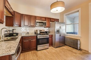 ثلاجة، ميكروويف، فرن، موقد طهي مسطح