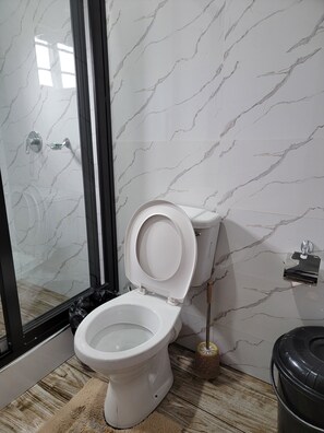 Apartment, 1 King-Bett | Badezimmer | Seife, Shampoo, Toilettenpapier