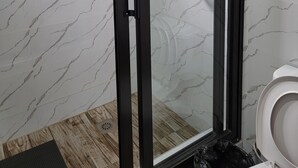 Condo, 1 King Bed | Bathroom - Mew3 Apartments (Ndola)