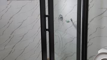 Apartment, 1 King-Bett | Badezimmer | Seife, Shampoo, Toilettenpapier