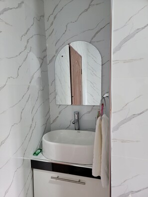 Appart'hôtel, 1 très grand lit | Salle de bain | Savon, shampoing, papier toilette