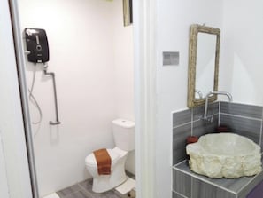 Chambre Deluxe Double ou avec lits jumeaux | Salle de bain | Douche, serviettes fournies, savon, papier toilette