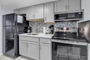 Signature Condo, 1 Bedroom, Balcony, Ocean View | Private kitchen