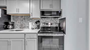 Condo com design assinado, 1 quarto, sacada, vista para o oceano | Cozinha privada | Geladeira, micro-ondas, fogão, cooktop